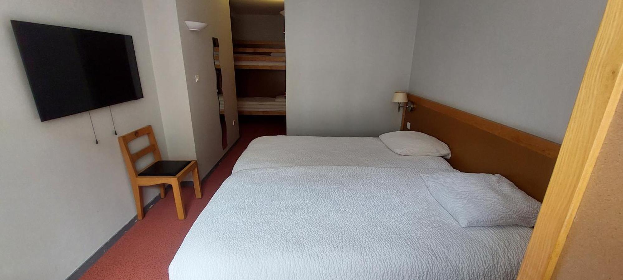 Logis Hotel Restaurant Le Cygne Yssingeaux Esterno foto
